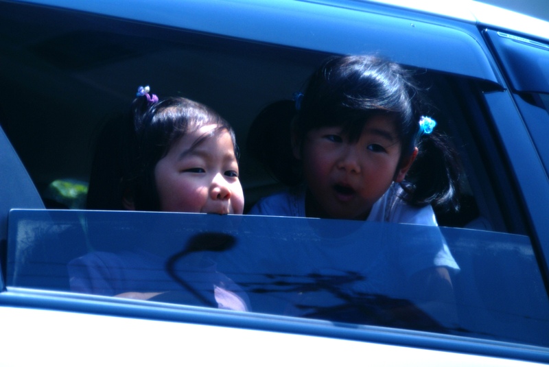 两个小姐妹看到我拍照，还跟我摆摆手，可爱的孩子们！