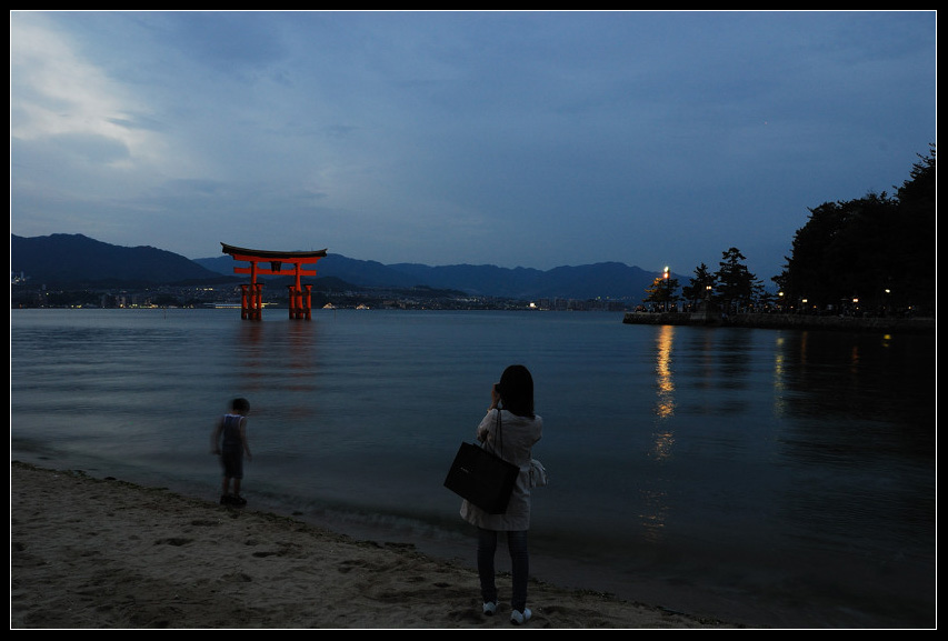 广島县宫島，日本三大绝景之首---巌島神社，大鸟居。其傍晚涨潮时的景象。
