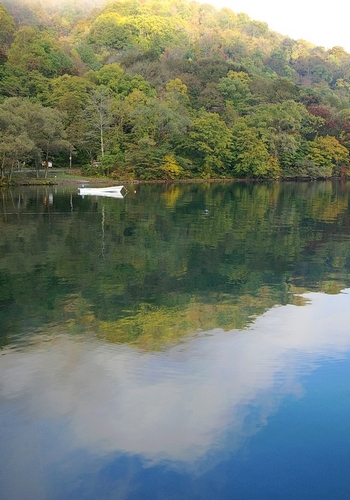 周六清晨的十和田湖一片静谧