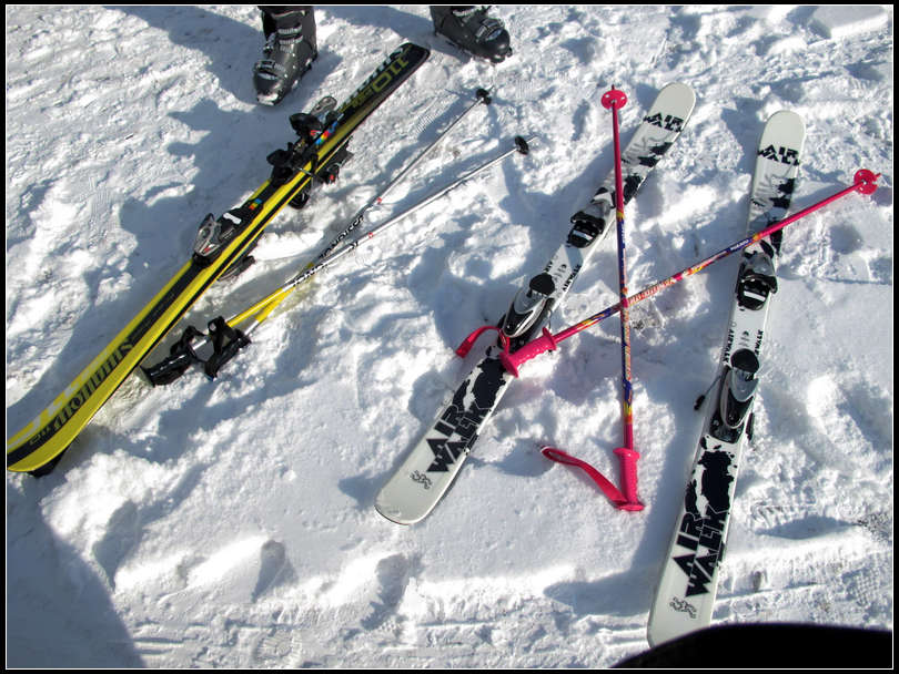 停好车后，大家开始整理穿着滑雪装备了。
