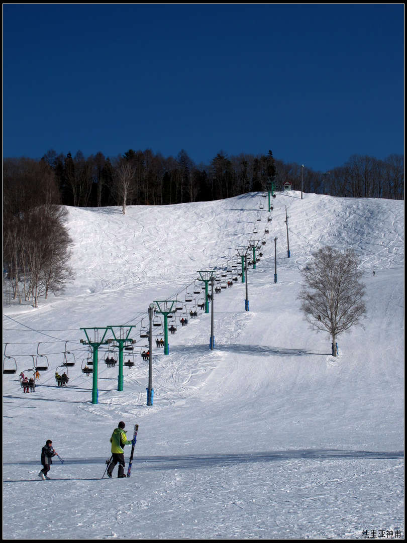 上山的人越来越多了，大家都快乐的享受着滑雪。