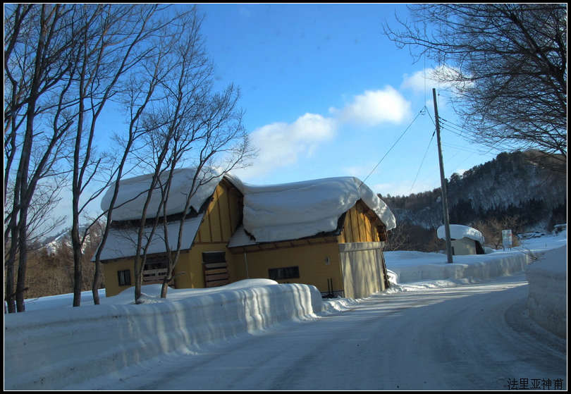 路上也出现了雪国一般的小房屋。