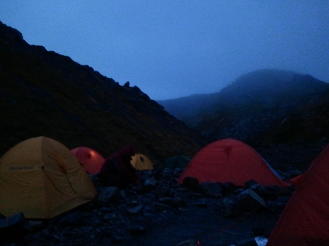 大概4点不到，趁着雨小一点，赶紧跑回帐篷。一觉醒来才18点钟，天色竟然还没有完全暗下来。点灯的营地，分外 ...