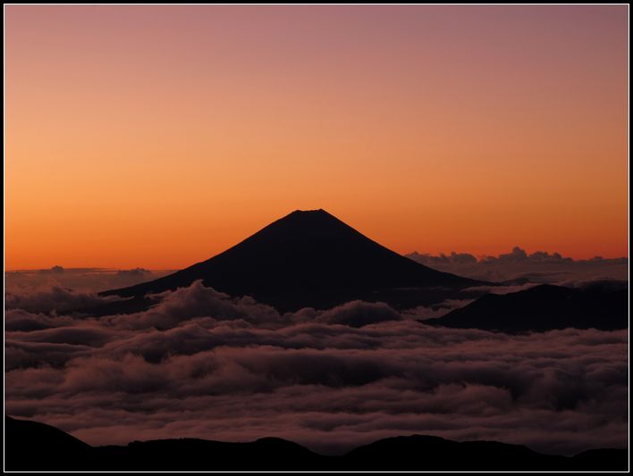 暴雨中登上北岳什么都看不到，没想到的是清晨转出帐篷后是这么美的富士山！